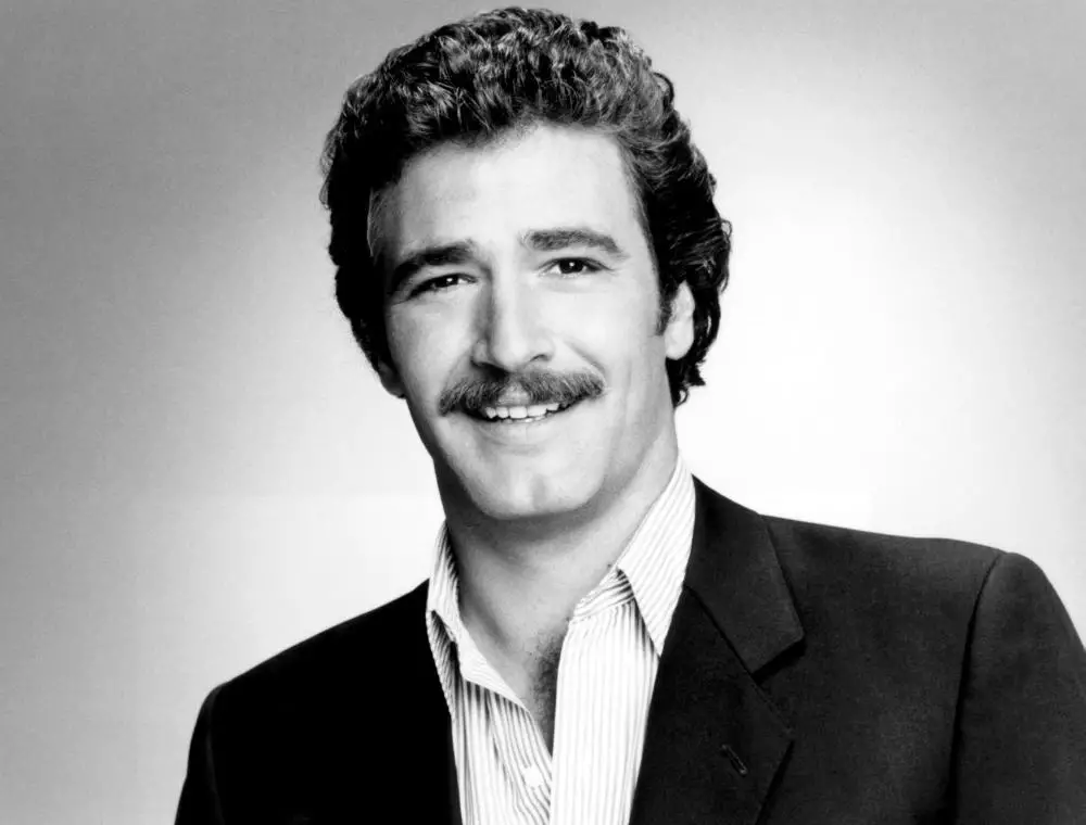 How tall is Lee Horsley?